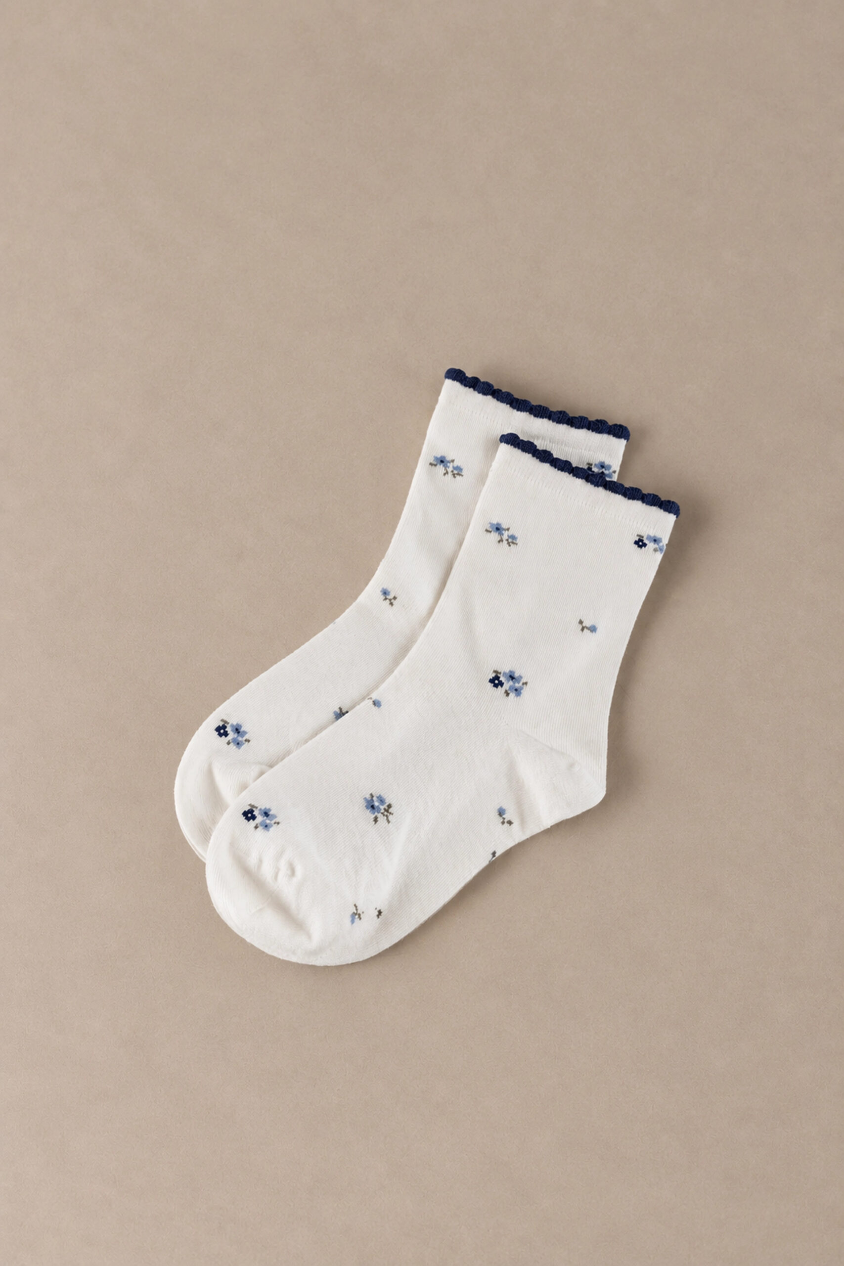 chaussettes-linnea-blanches-packshot-sahoma Chaussettes Linnéa courtes pour femme blanches à petites fleurs bleues | fines et douces | Sahoma
