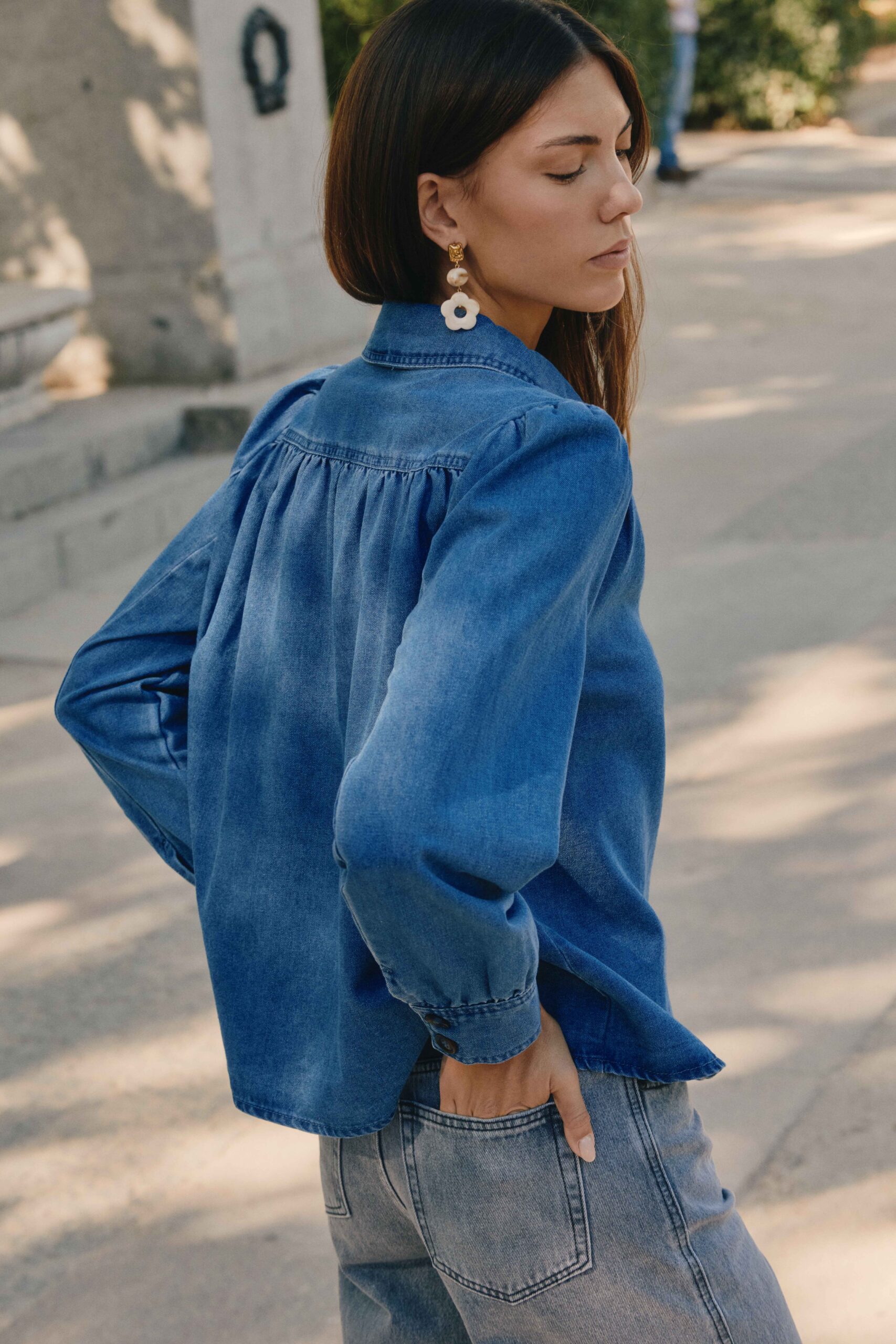 chemise-almee-jean-sahoma-00001 Chemise Almée pour femme en jean bleue | manches longues | intemporel | Sahoma