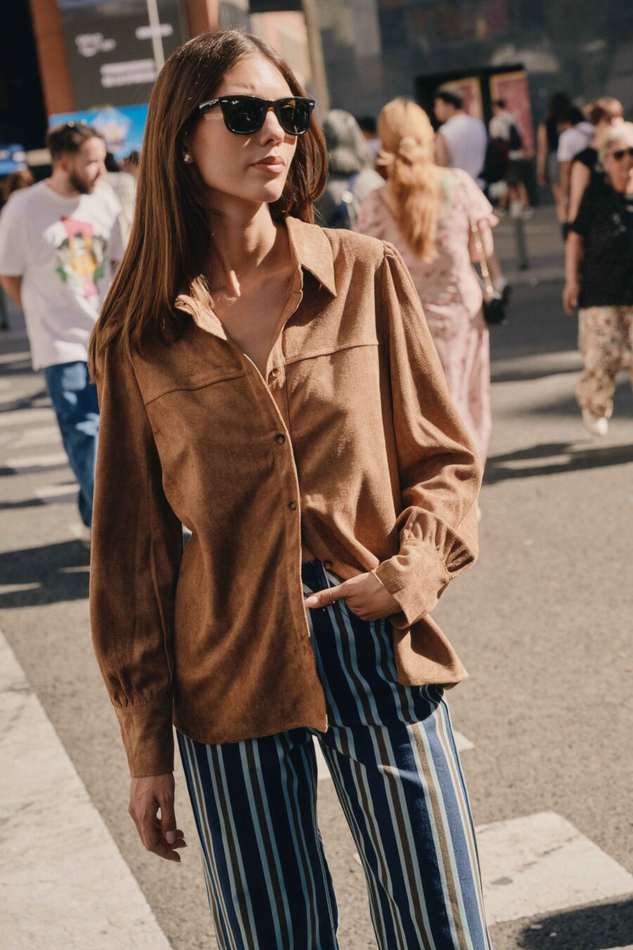 Chemise femme en suedine marron | manches longues | col revers | Sahoma