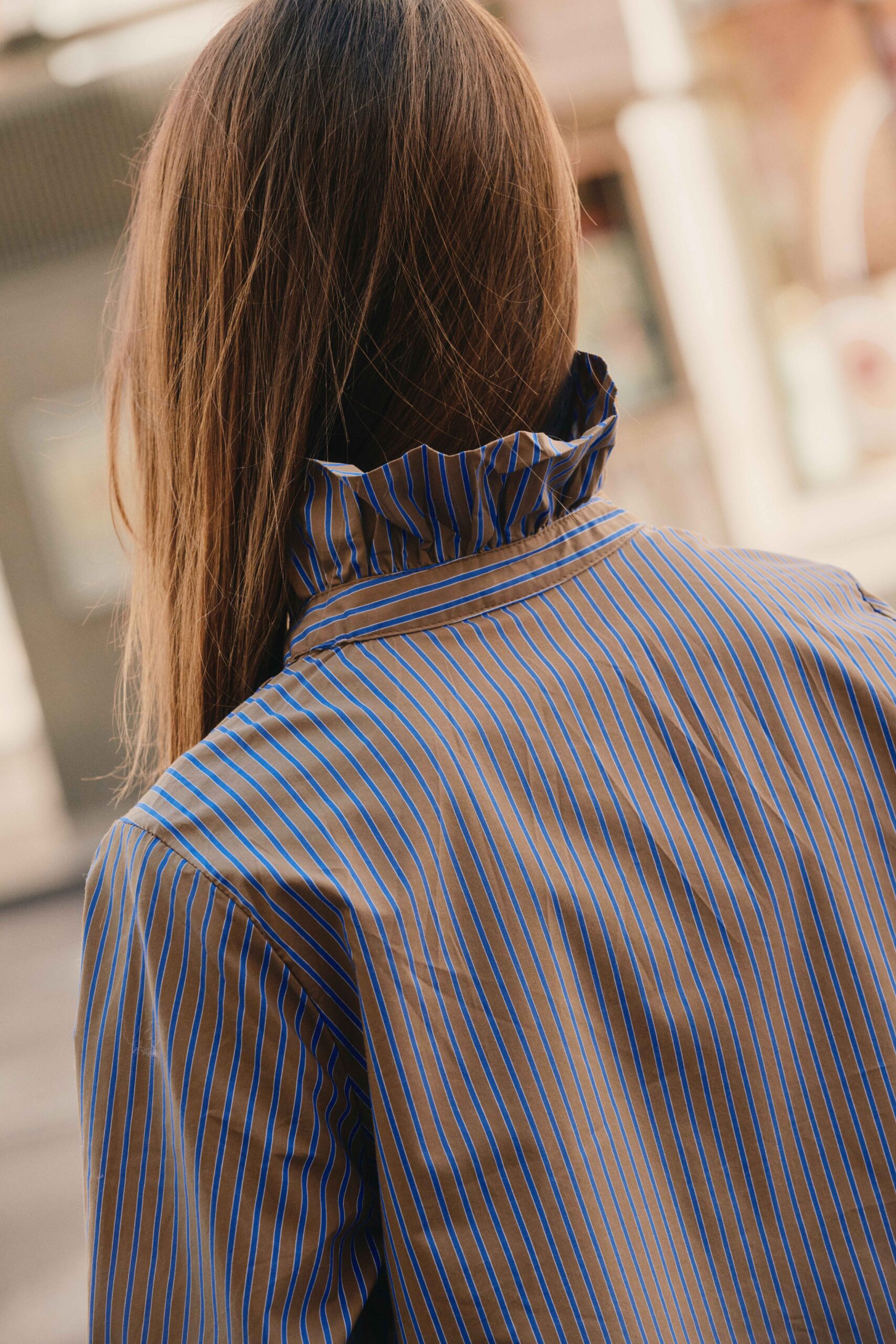 chemise-estelle-marron-sahoma-00001 Chemise rayée femme tom Boy marron et bleu | manches longues et col montant à volants | Sahoma