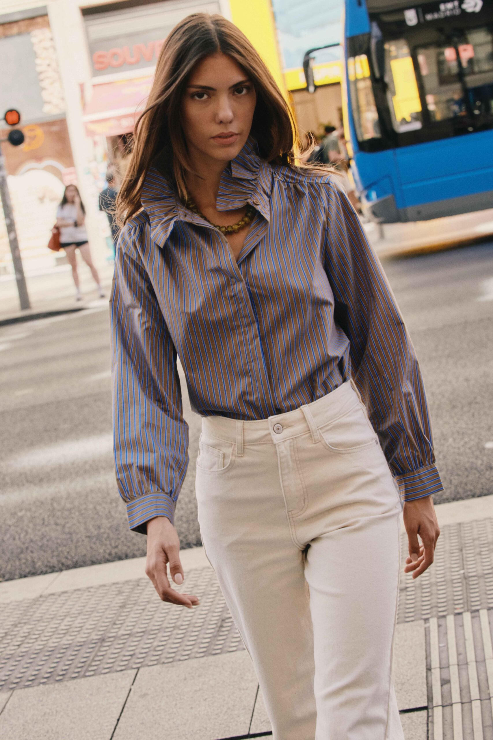 chemise-estelle-marron-sahoma-00005 Chemise rayée femme tom Boy marron et bleu | manches longues et col montant à volants | Sahoma