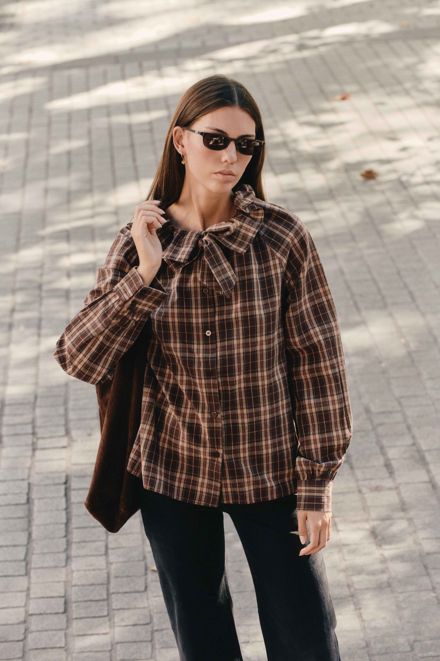 chemise-isaure-marron-sahoma-12 Chemise à carreaux marron et beige avec col à nouer | Sahoma