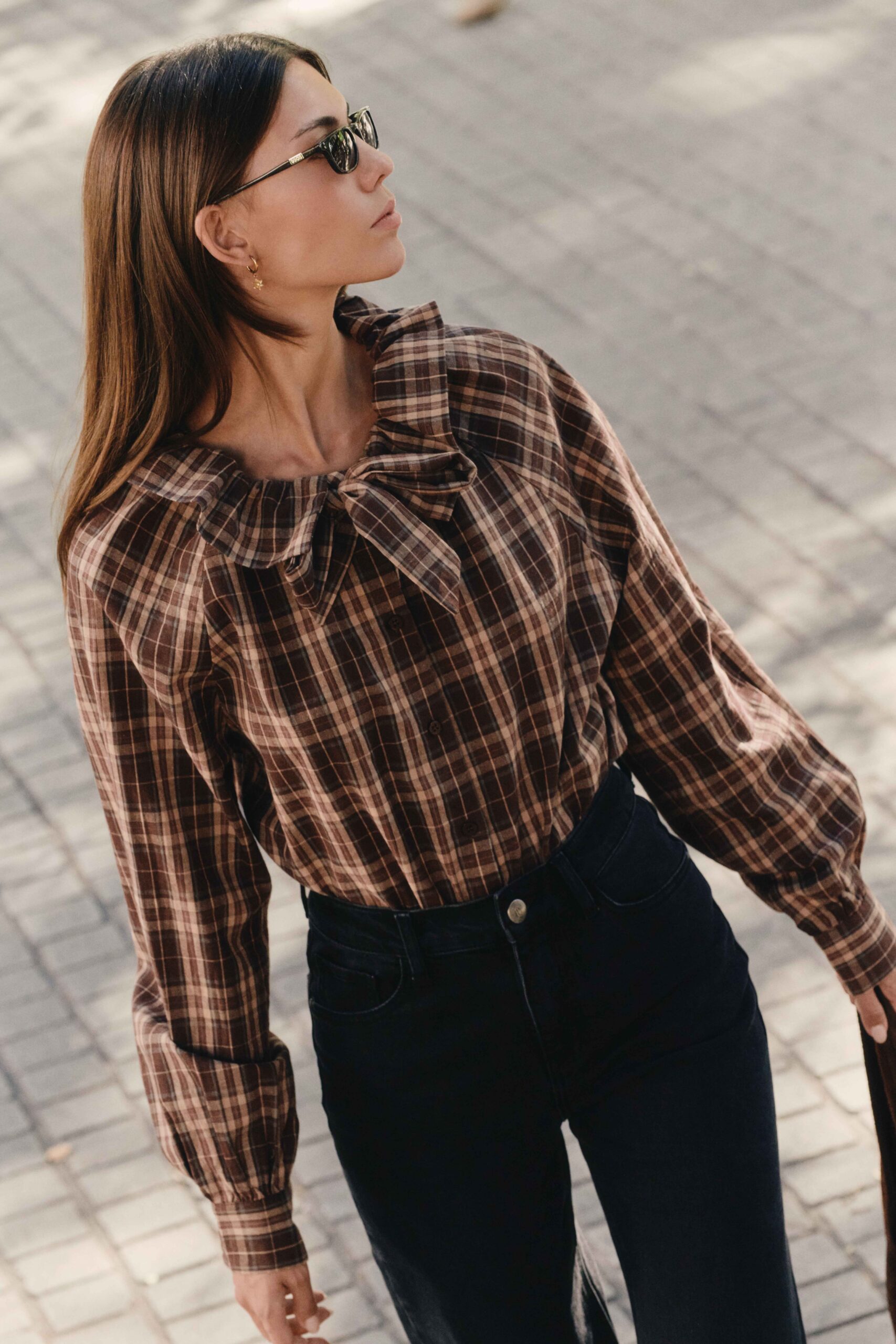 chemise-isaure-marron-sahoma-18 Chemise à carreaux marron et beige avec col à nouer | Sahoma