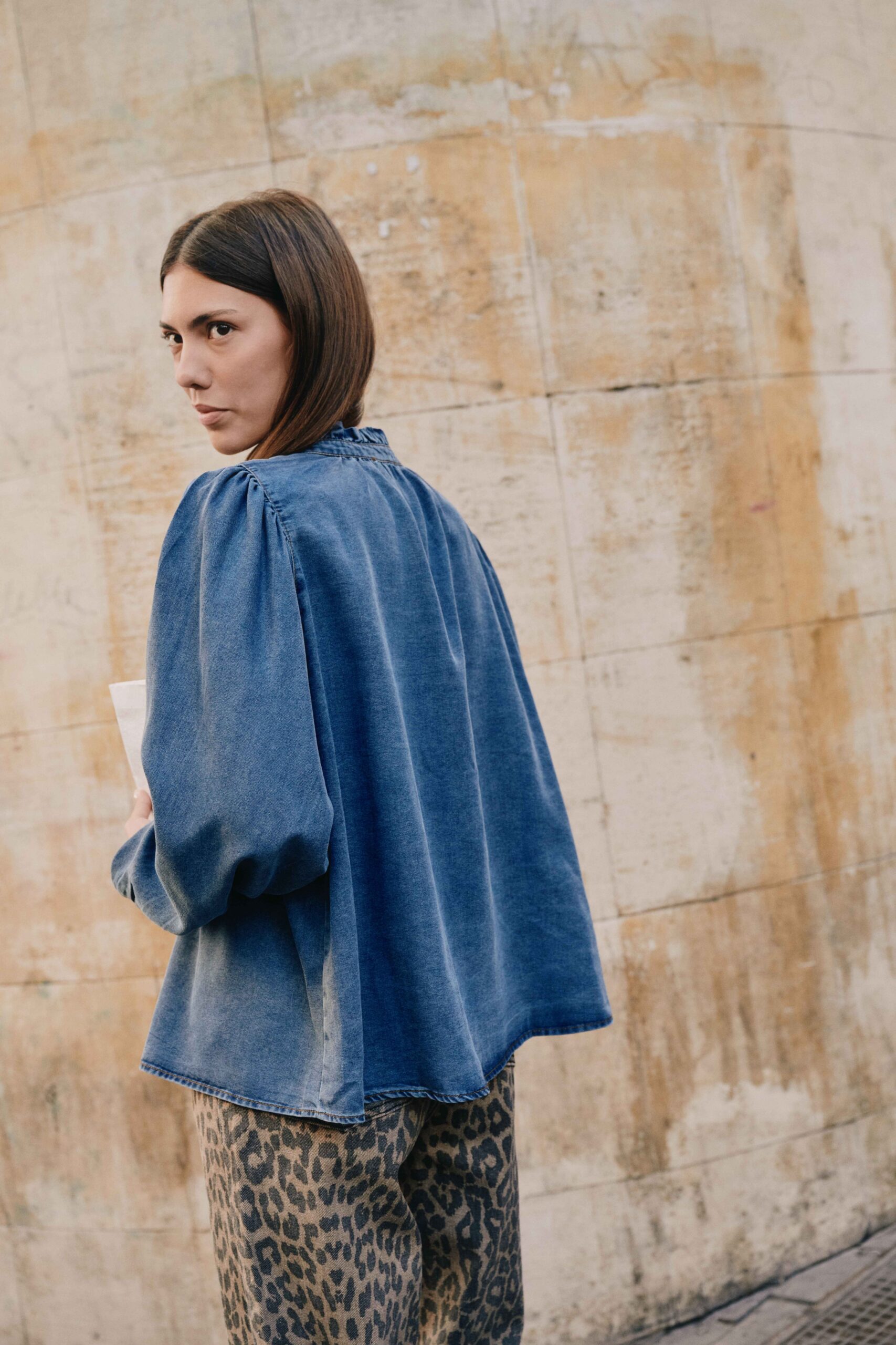 chemise-jett-bleue-sahoma-14 Chemise femme en jean bleu foncé | manches longues | intemporel | Sahoma