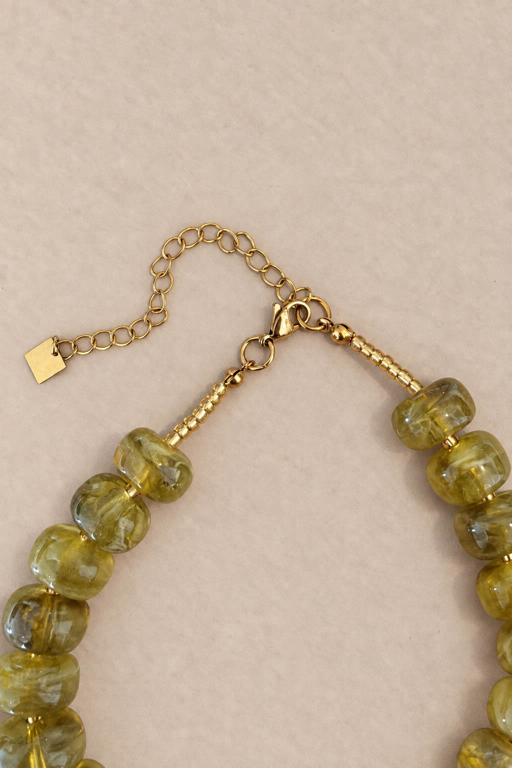 collier-jehona-vert-packshot-sahoma-00001 Collier femme au style organique et pierres vertes translucides | Bijou tendance aux tons naturels et dorés | Sahoma