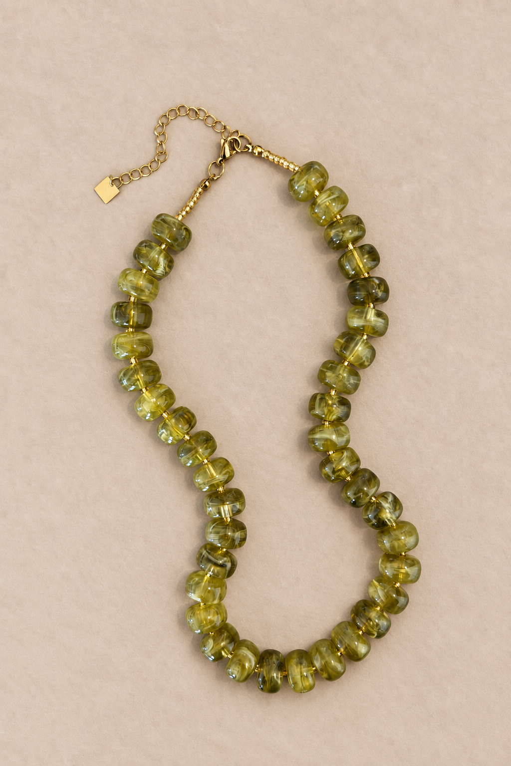 collier-jehona-vert-packshot-sahoma-00002 Collier femme au style organique et pierres vertes translucides | Bijou tendance aux tons naturels et dorés | Sahoma