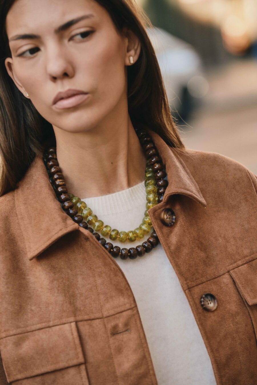 Collier femme au style organique et pierres vertes translucides | Bijou tendance aux tons naturels et dorés | Sahoma