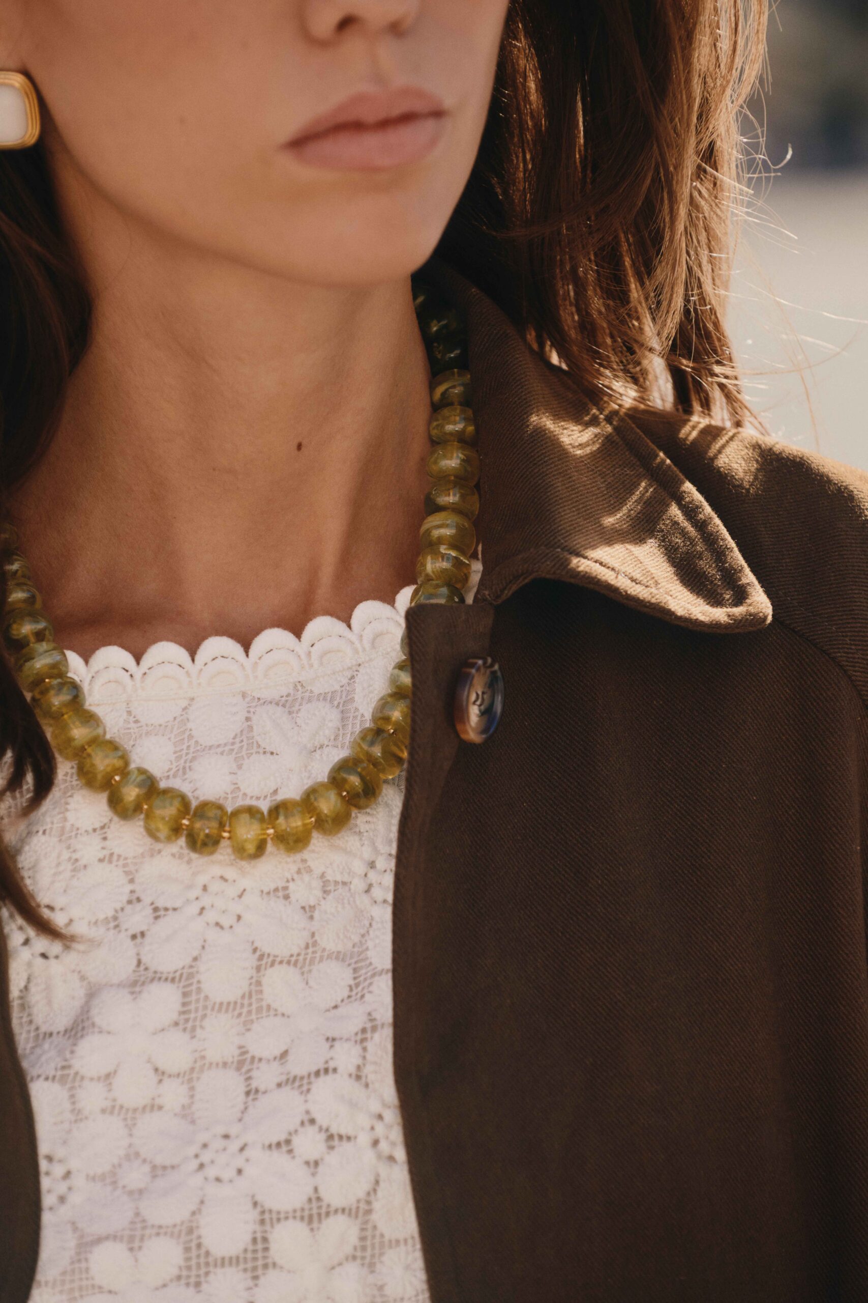 collier-jehona-vert-sahoma-00006 Collier femme au style organique et pierres vertes translucides | Bijou tendance aux tons naturels et dorés | Sahoma