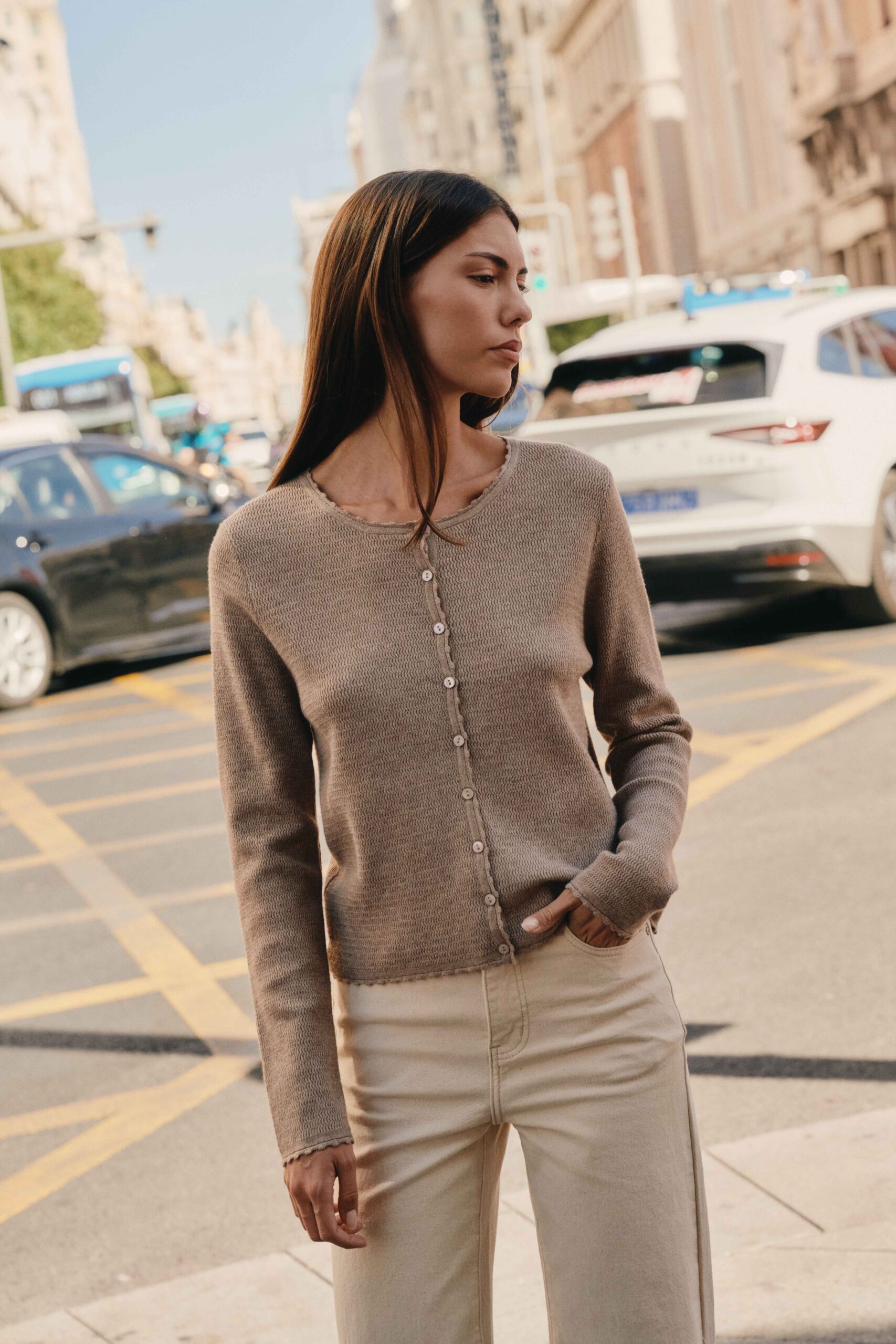 gilet-elioz-taupe-sahoma-00002 Gilet en maille fine | coupe près du corps | couleur taupe | Élégant et confortable | Sahoma