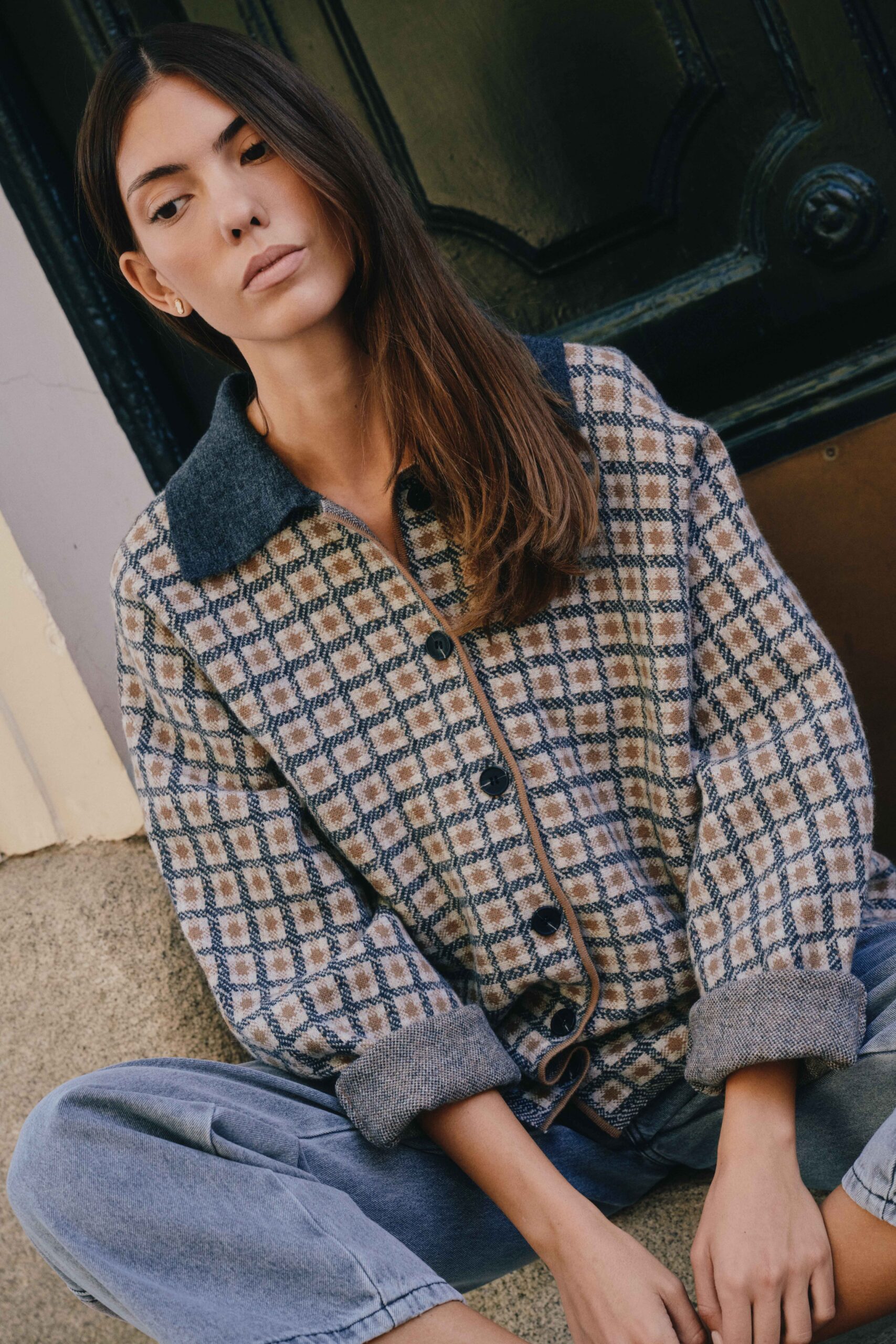 Gilet-veste femme en maille douce camel | motif à carreaux | manches longues et col chemise contrastant gris | Sahoma