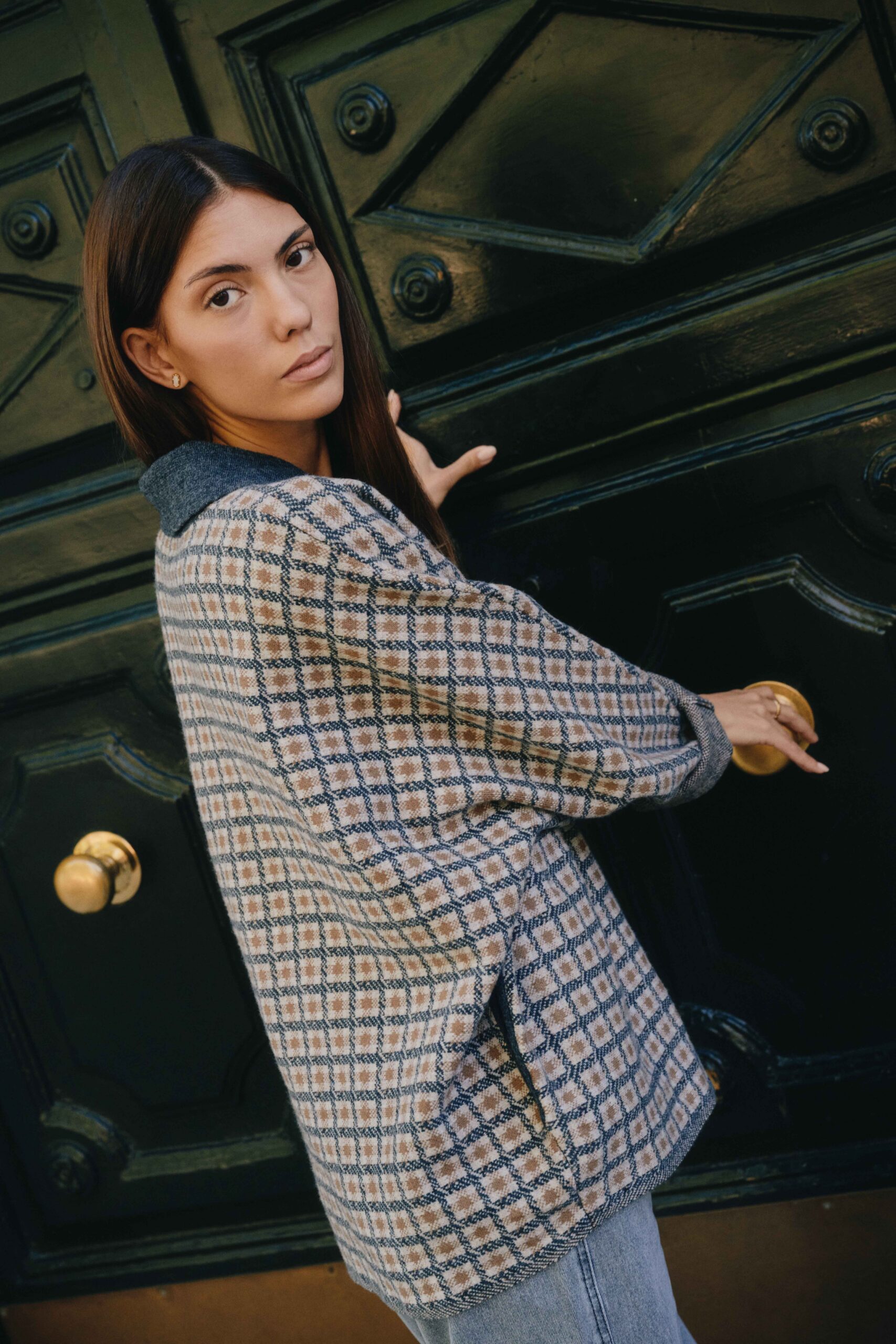 gilet-marlow-marron-sahoma-00004 Gilet-veste femme en maille douce camel | motif à carreaux | manches longues et col chemise contrastant gris | Sahoma