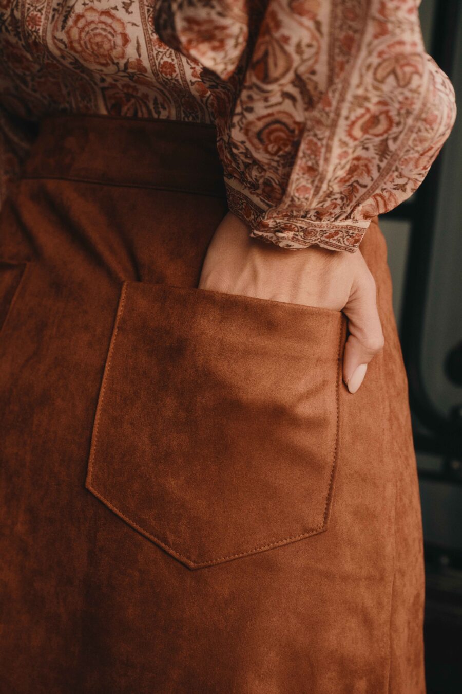 Jupe courte femme boutonnée en suédine camel | coupe trapèze rétro chic | Sahoma
