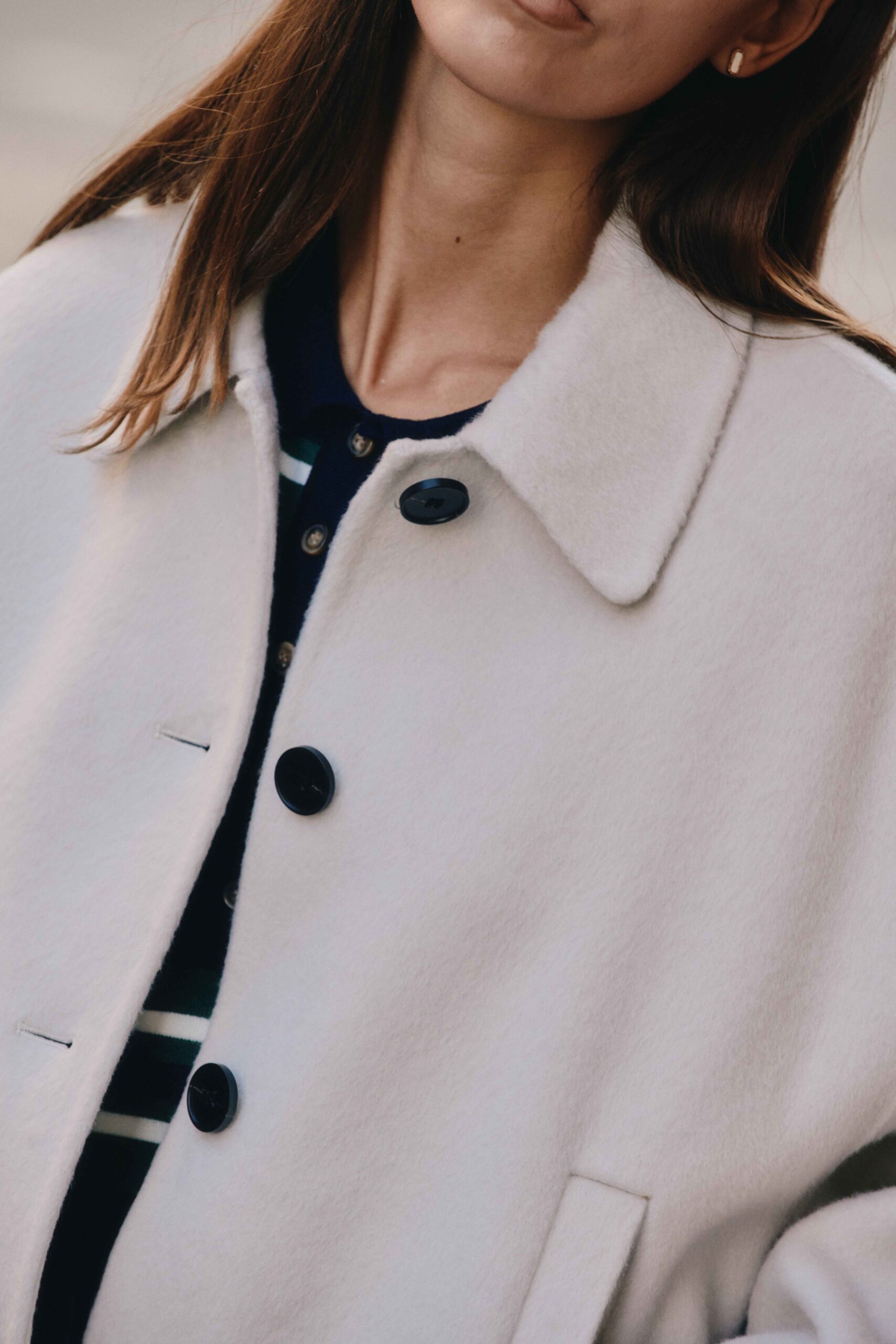 manteau-court-senan-creme-sahoma-00004 Veste - manteau de femme court - beige crème | laine et cahemire | élégant - parfait pour la mi-saison | Sahoma
