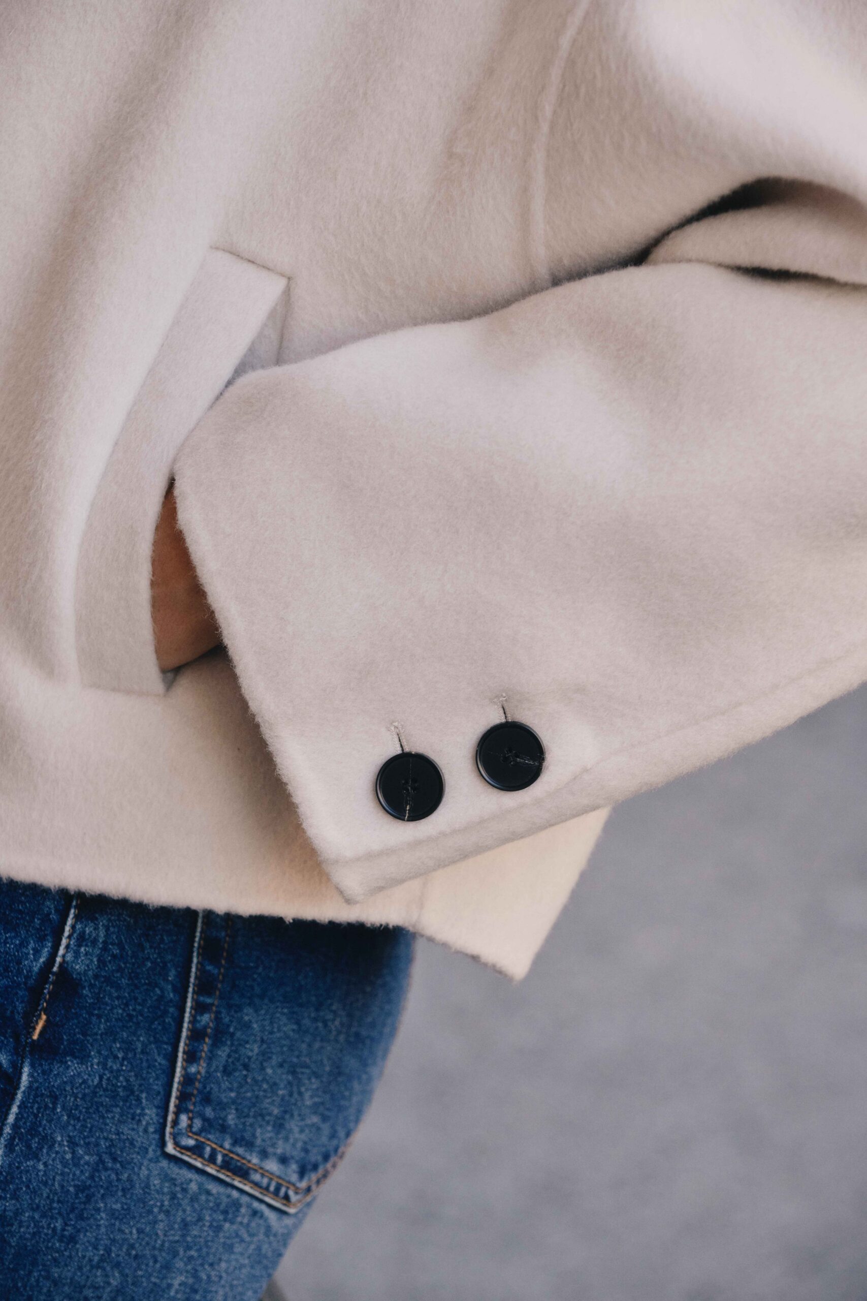 manteau-court-senan-creme-sahoma-00005 Veste - manteau de femme court - beige crème | laine et cahemire | élégant - parfait pour la mi-saison | Sahoma