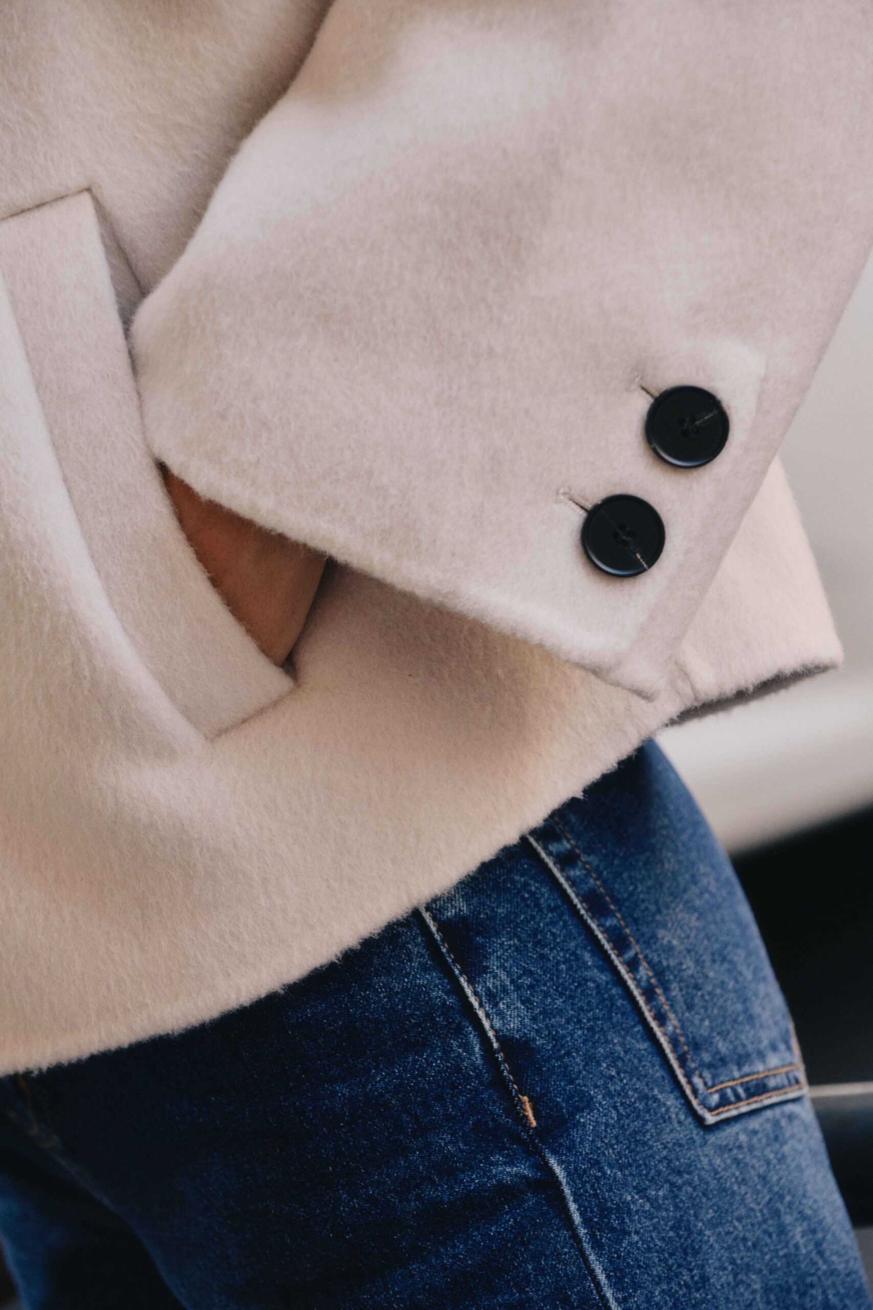 manteau-court-senan-creme-sahoma-00006 Veste - manteau de femme court - beige crème | laine et cahemire | élégant - parfait pour la mi-saison | Sahoma