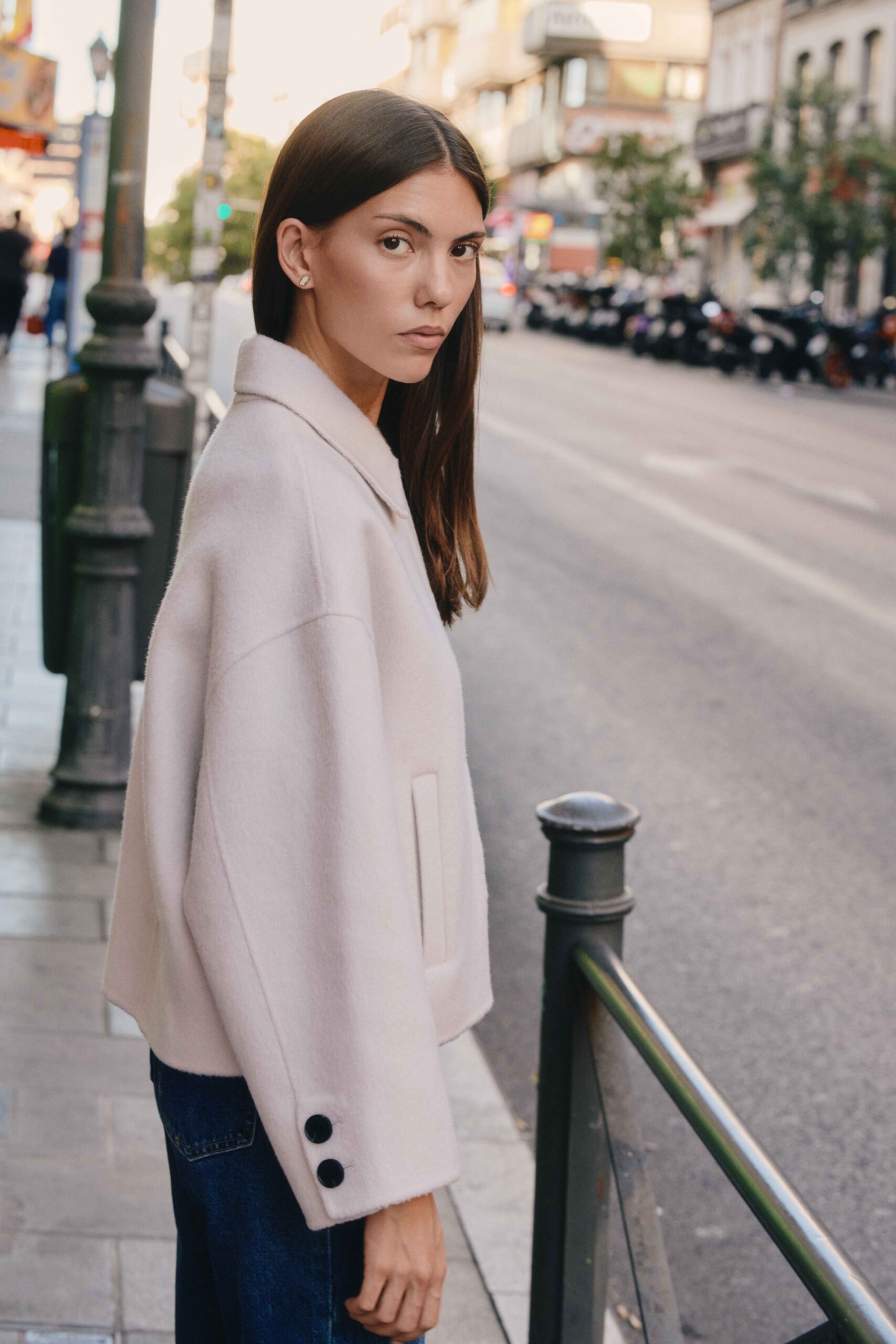 manteau-court-senan-creme-sahoma-00007 Veste - manteau de femme court - beige crème | laine et cahemire | élégant - parfait pour la mi-saison | Sahoma
