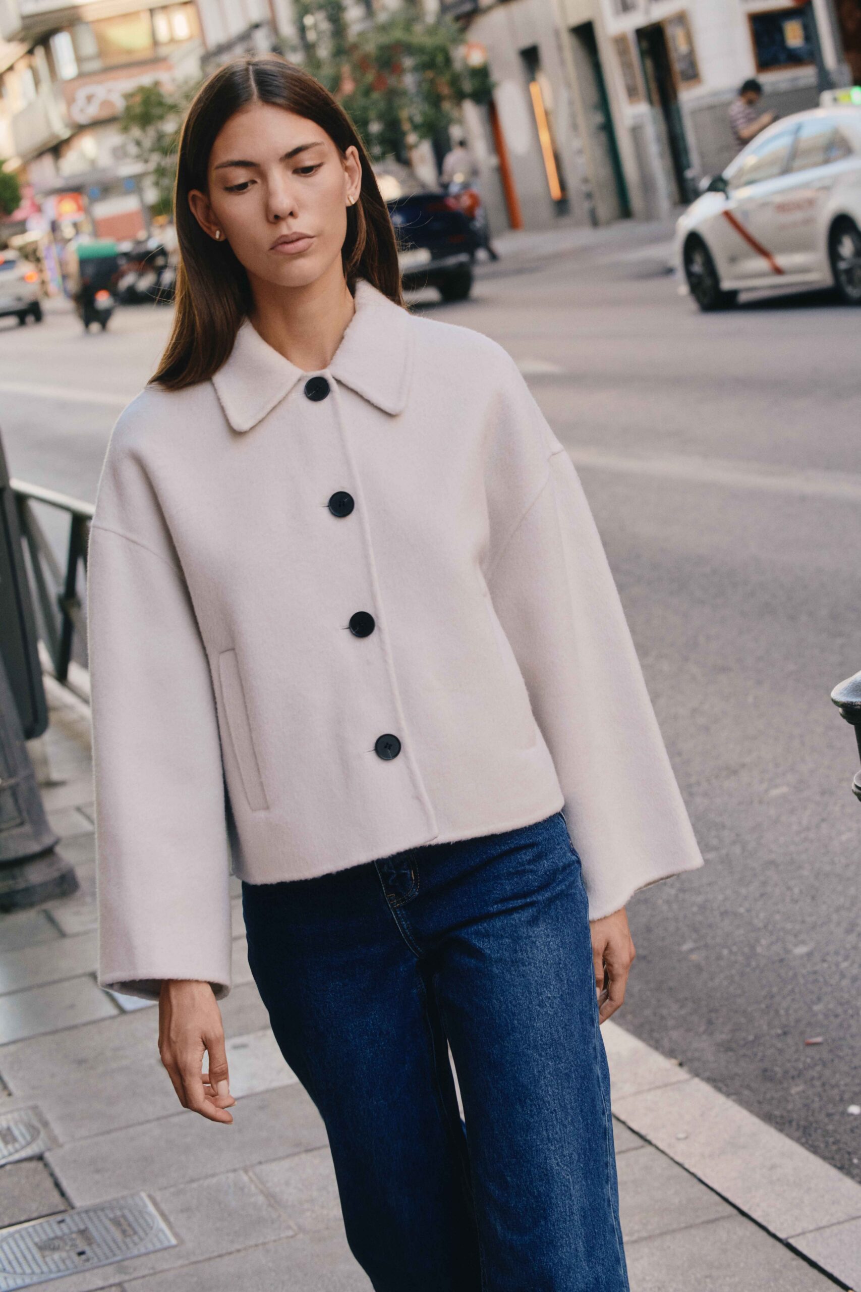 manteau-court-senan-creme-sahoma-2 Veste - manteau de femme court - beige crème | laine et cahemire | élégant - parfait pour la mi-saison | Sahoma
