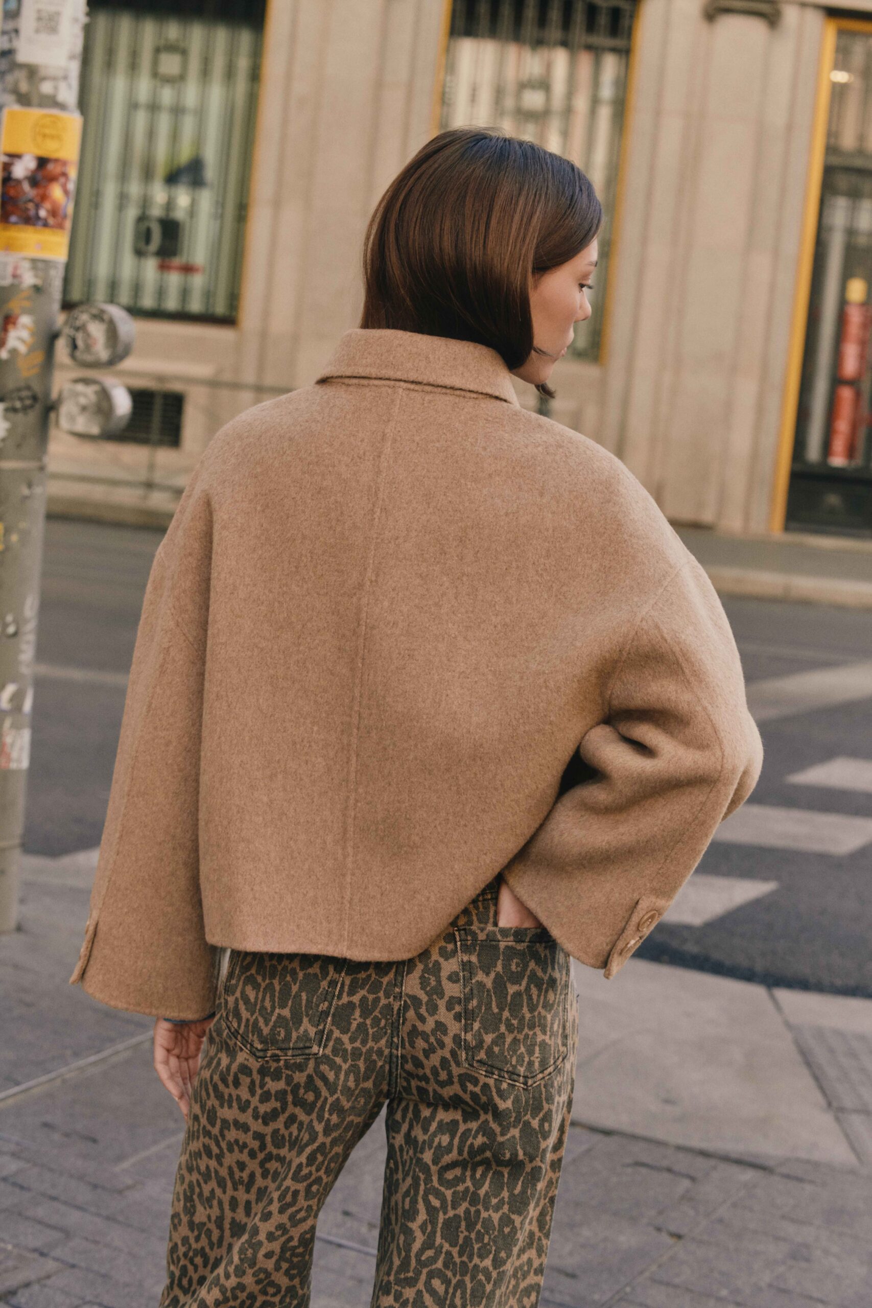manteau-court-senan-taupe-sahoma-18 Veste - manteau de femme court taupe | laine et cahemire | élégant - parfait pour la mi-saison | Sahoma