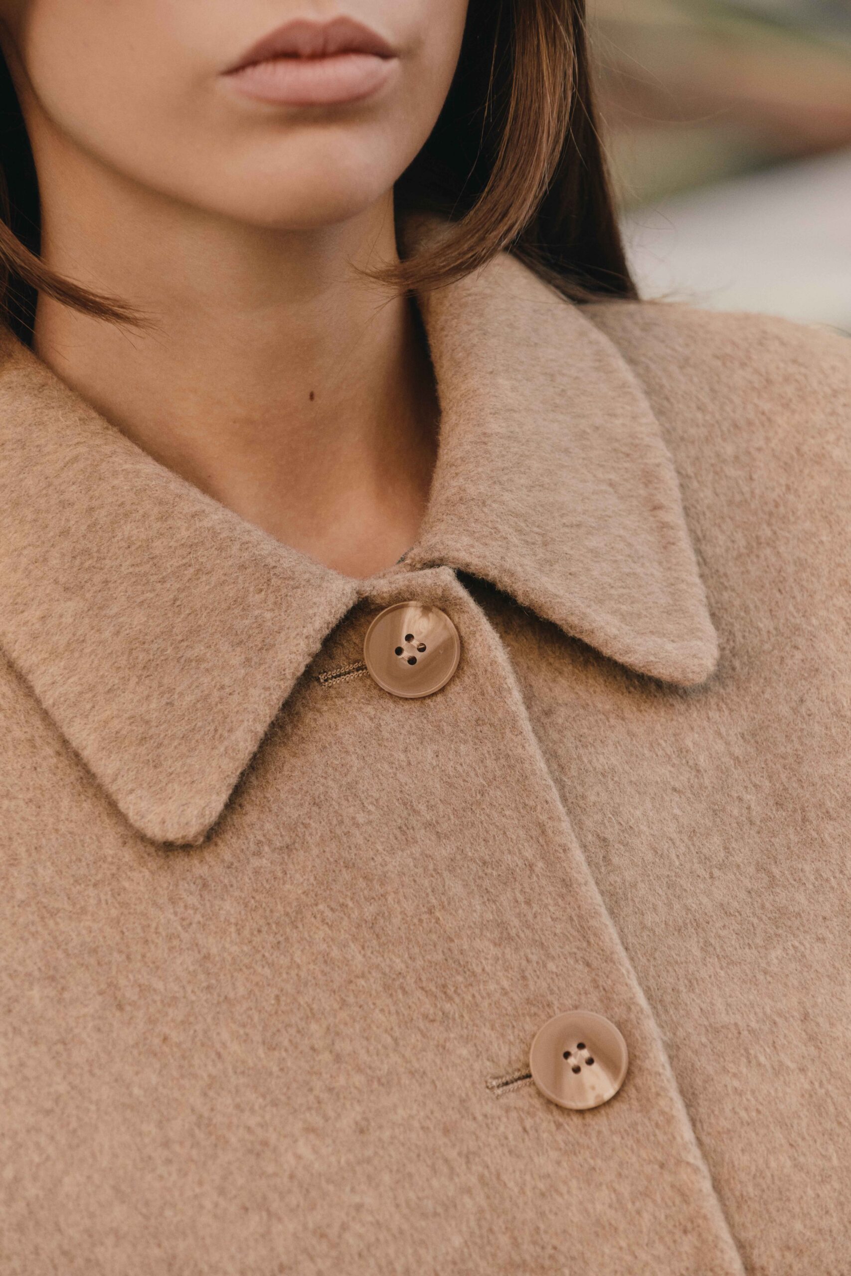 manteau-court-senan-taupe-sahoma-2 Veste - manteau de femme court taupe | laine et cahemire | élégant - parfait pour la mi-saison | Sahoma