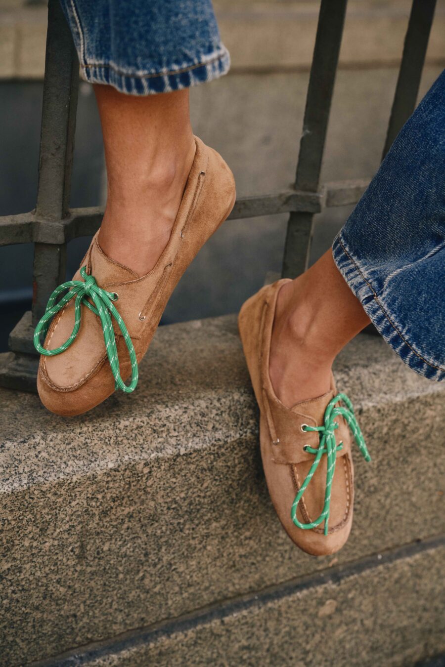 Mocassins bateau femme effet daim beige-camel | lacets contrastants verts | confort et élégance pour le quotidien | Sahoma