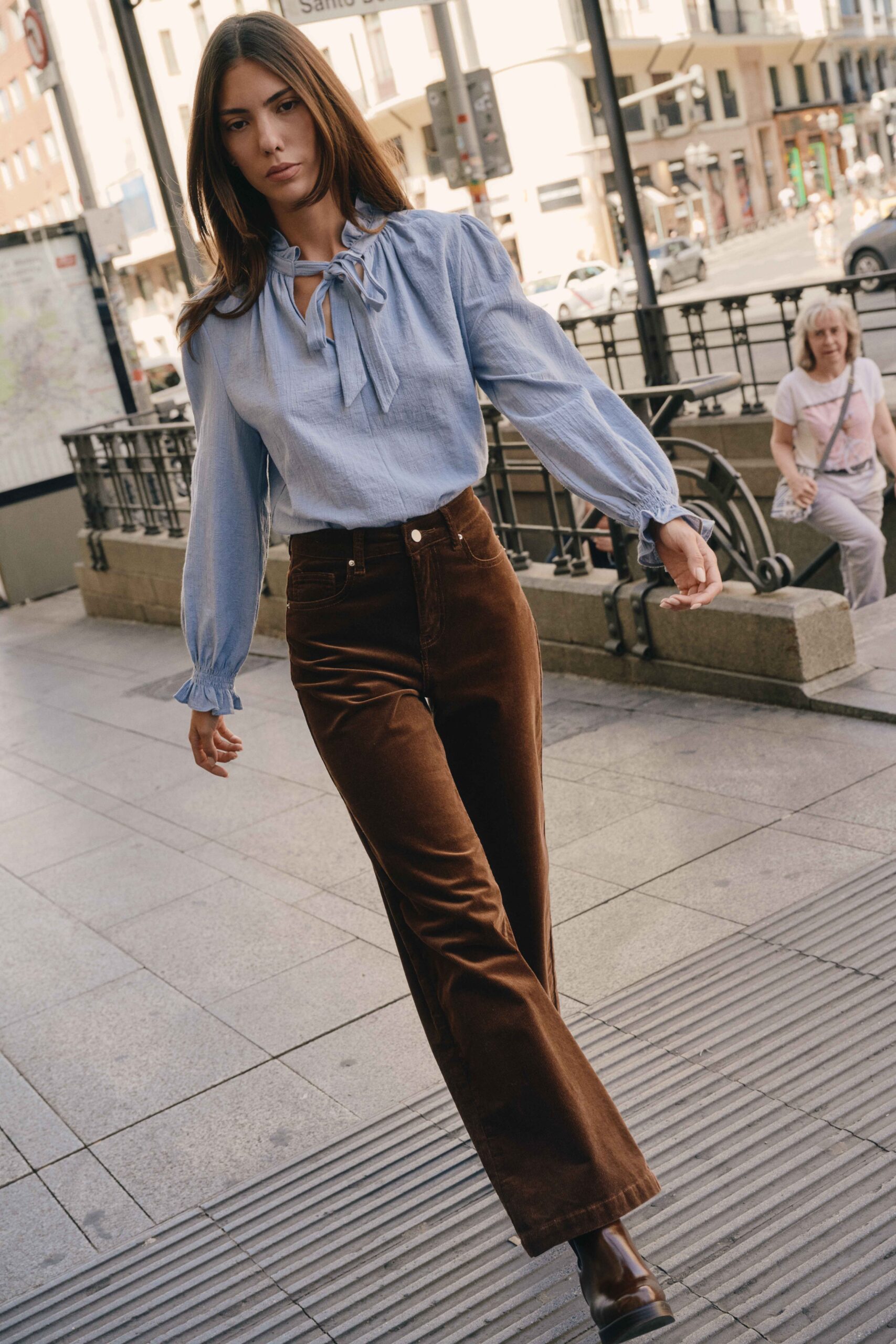 pantalon-chris-marron-sahoma-00003 Pantalon Chris pour femme en velours côtelé marron | évasé taille haute | Sahoma