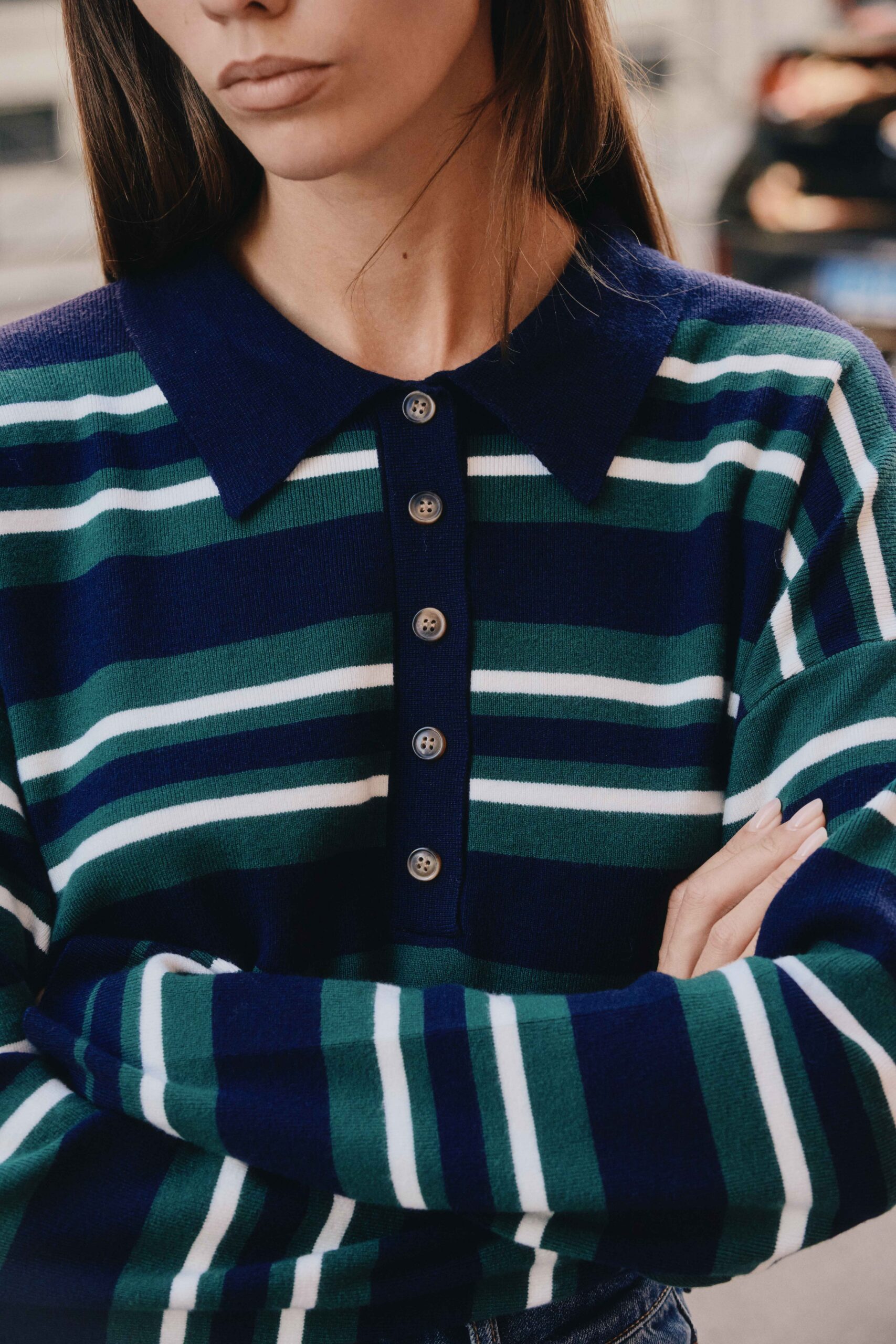 Polo en maille pour femme rayé vert et bleu marine | Manches longues | col revers | boutonné sur le haut | élégant et confortable | Sahoma