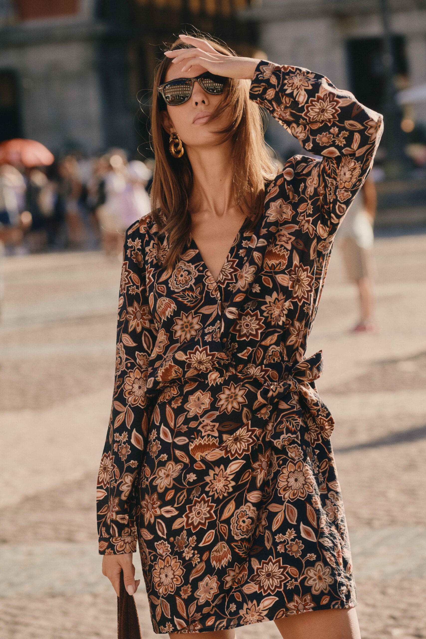 robe-vesper-noire-sahoma-00004 Robe femme courte noire | coupe cache coeur et fluide | manches longues | imprimé floral maxi automnal | Sahoma