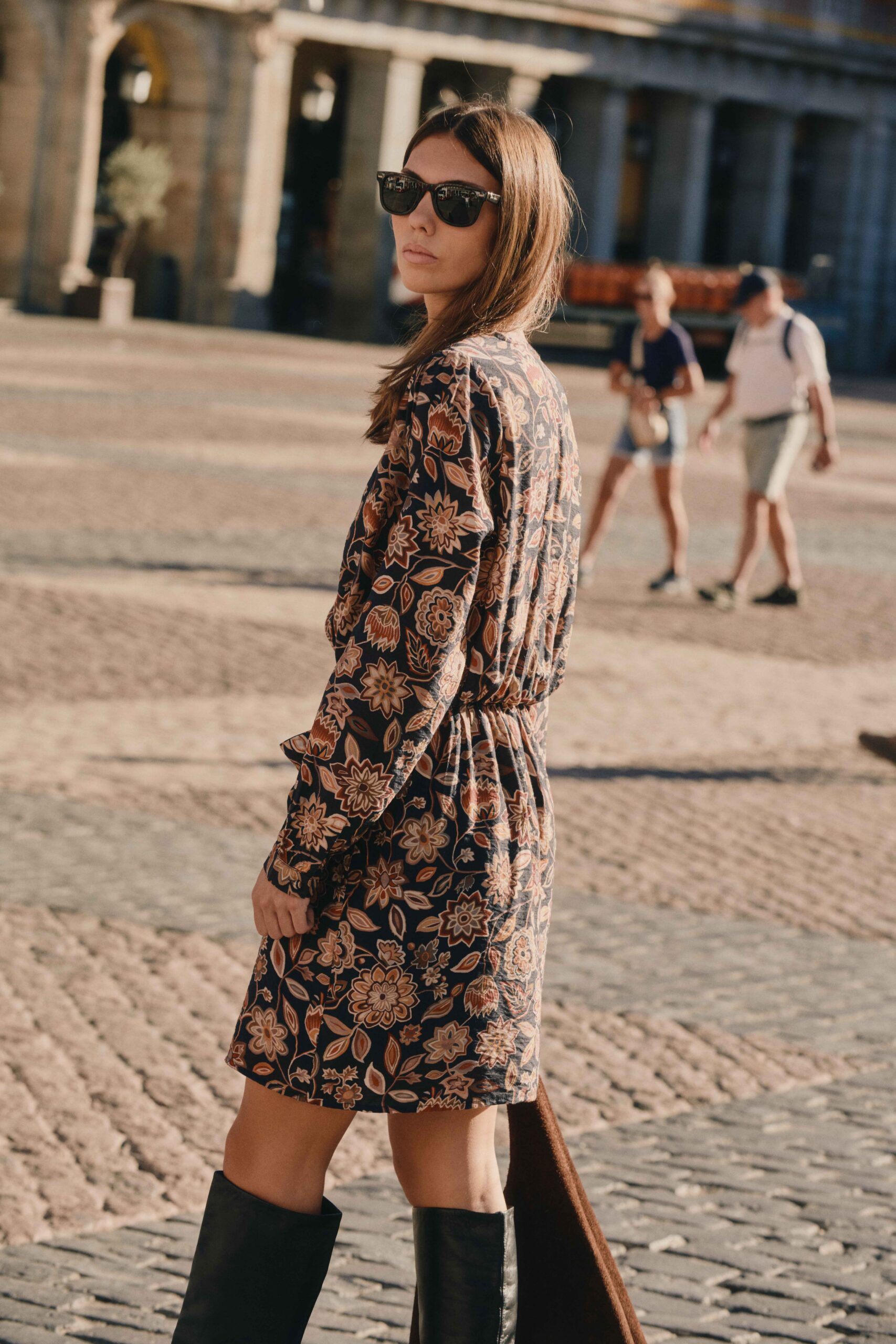 robe-vesper-noire-sahoma-00007 Robe femme courte noire | coupe cache coeur et fluide | manches longues | imprimé floral maxi automnal | Sahoma