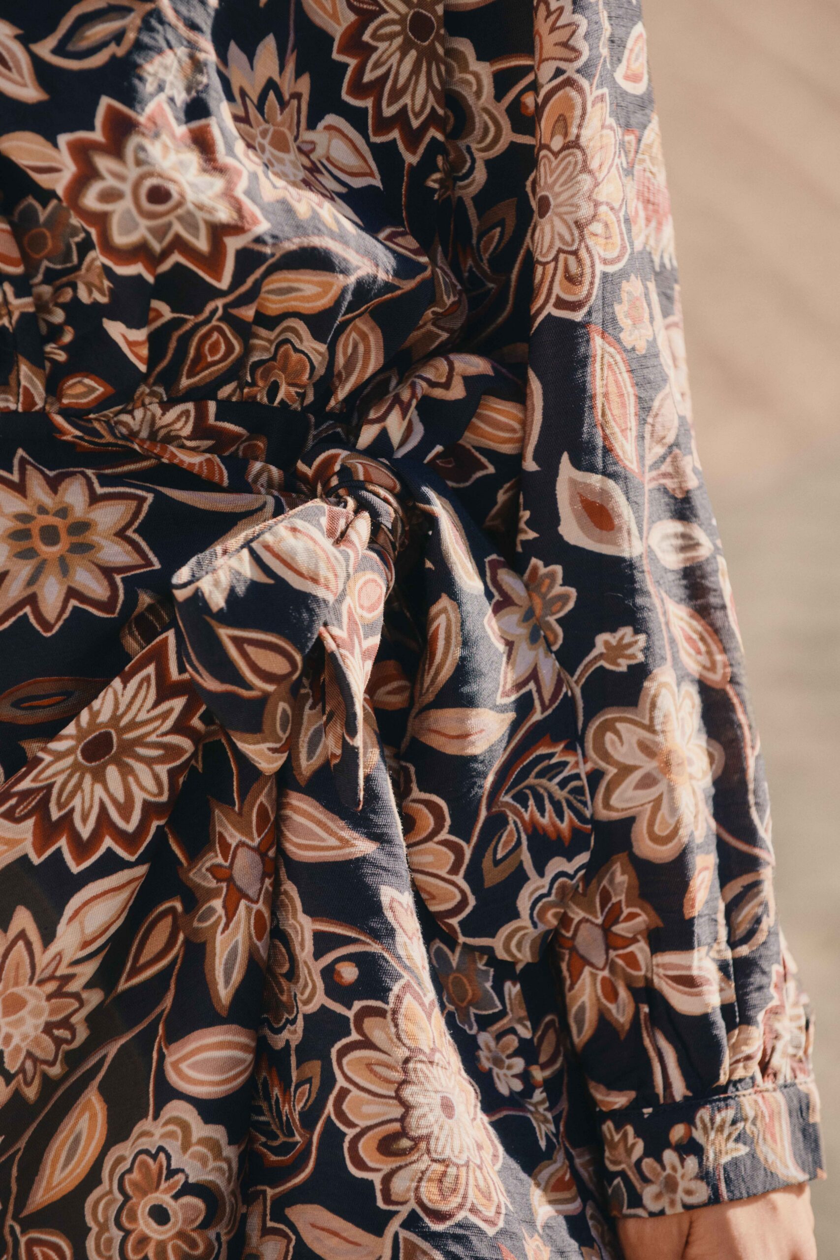 robe-vesper-noire-sahoma-2 Robe femme courte noire | coupe cache coeur et fluide | manches longues | imprimé floral maxi automnal | Sahoma