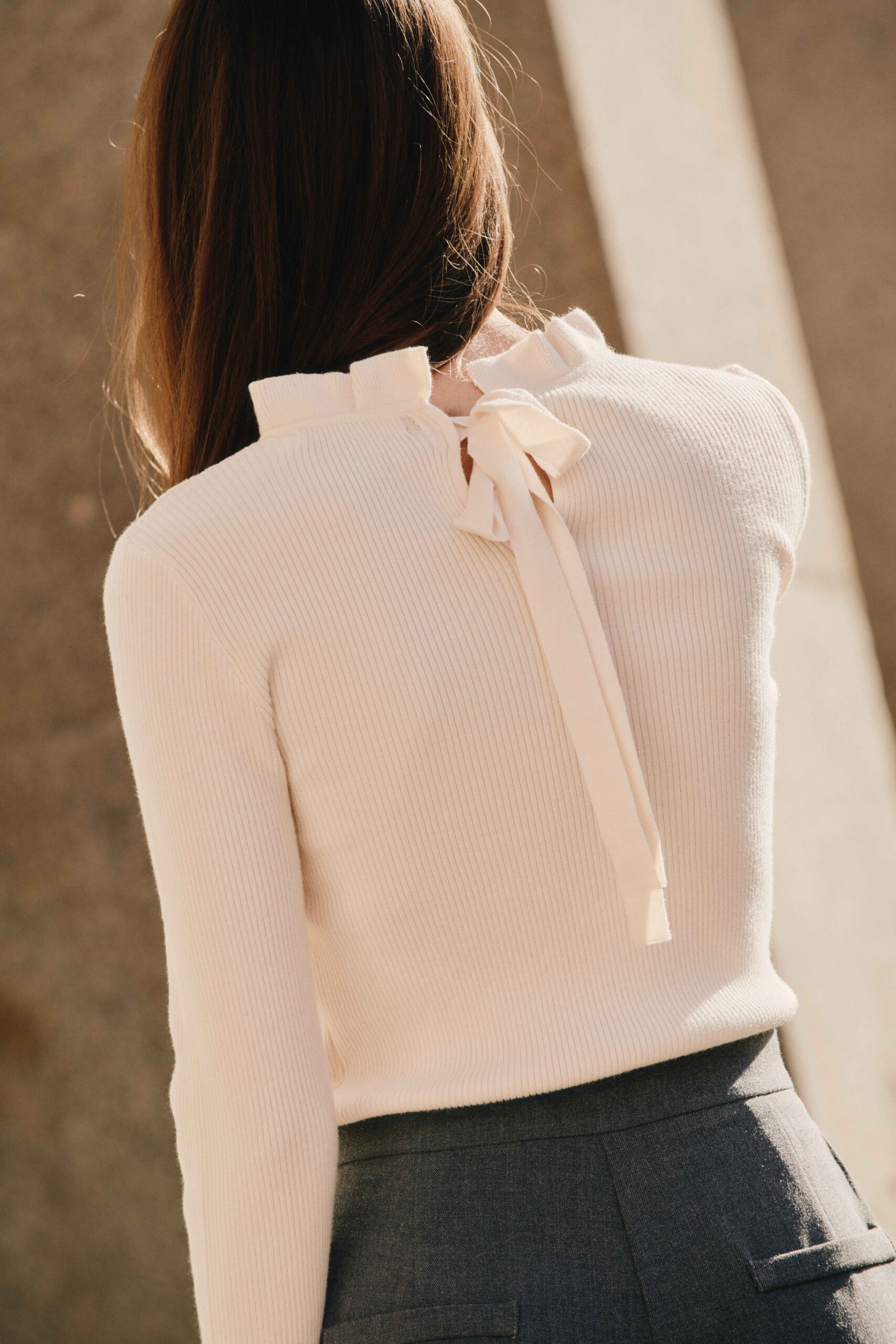 top-lauren-creme-sahoma-2 Sahoma | Top blanc crème pour femme basique | col à volants et manches longues | Élégance et confort pour l'automne/hiver