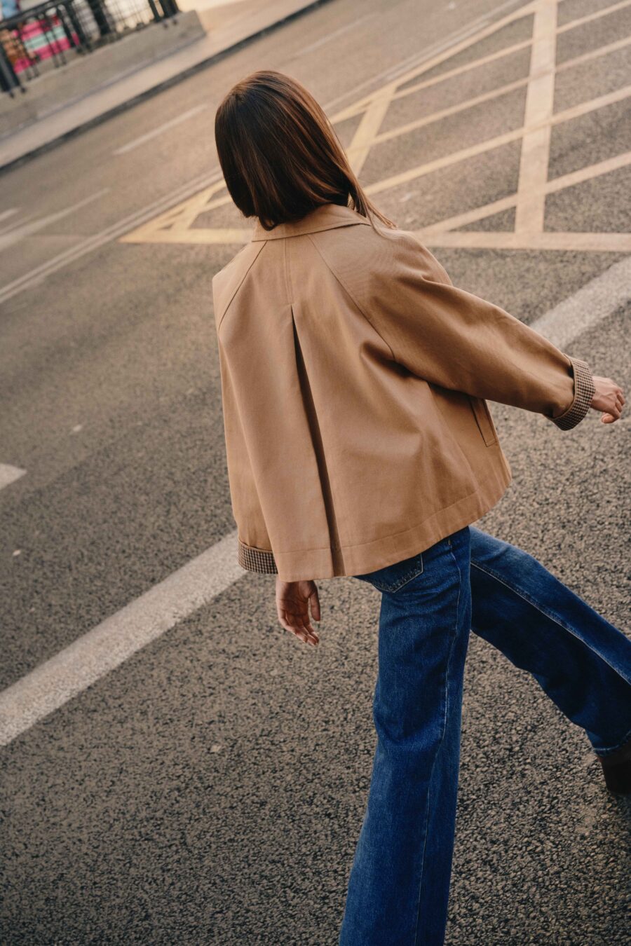 Veste courte de femme camel | parfaite pour la mi-saison | chic et moderne | doublée | détail petits carreaux | Sahoma