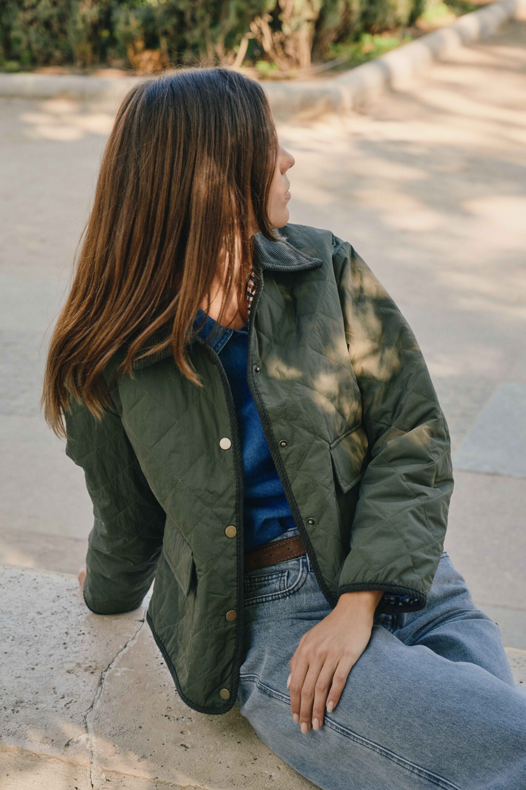 veste-faustine-kaki-sahoma-00004 Veste femme matelassée Faustine vert kaki | Style casual avec doublure imprimée petits carreaux et col revers en velours côtelé marron | Sahoma